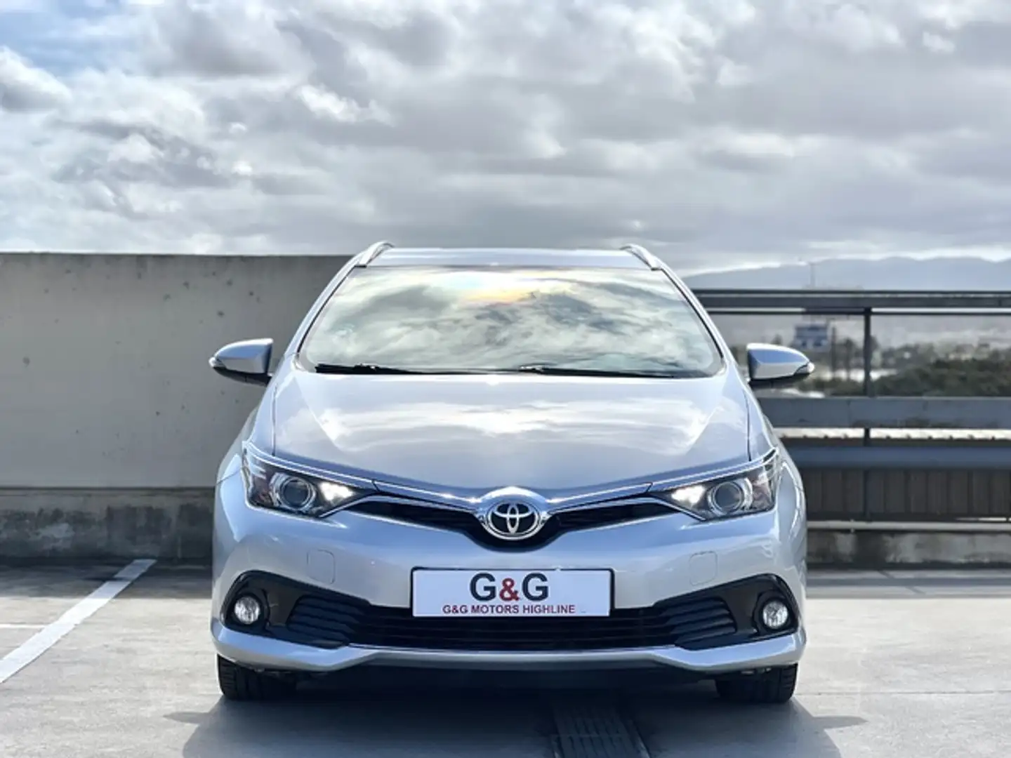 Toyota Auris Touring Sports 115D Active Plateado - 2
