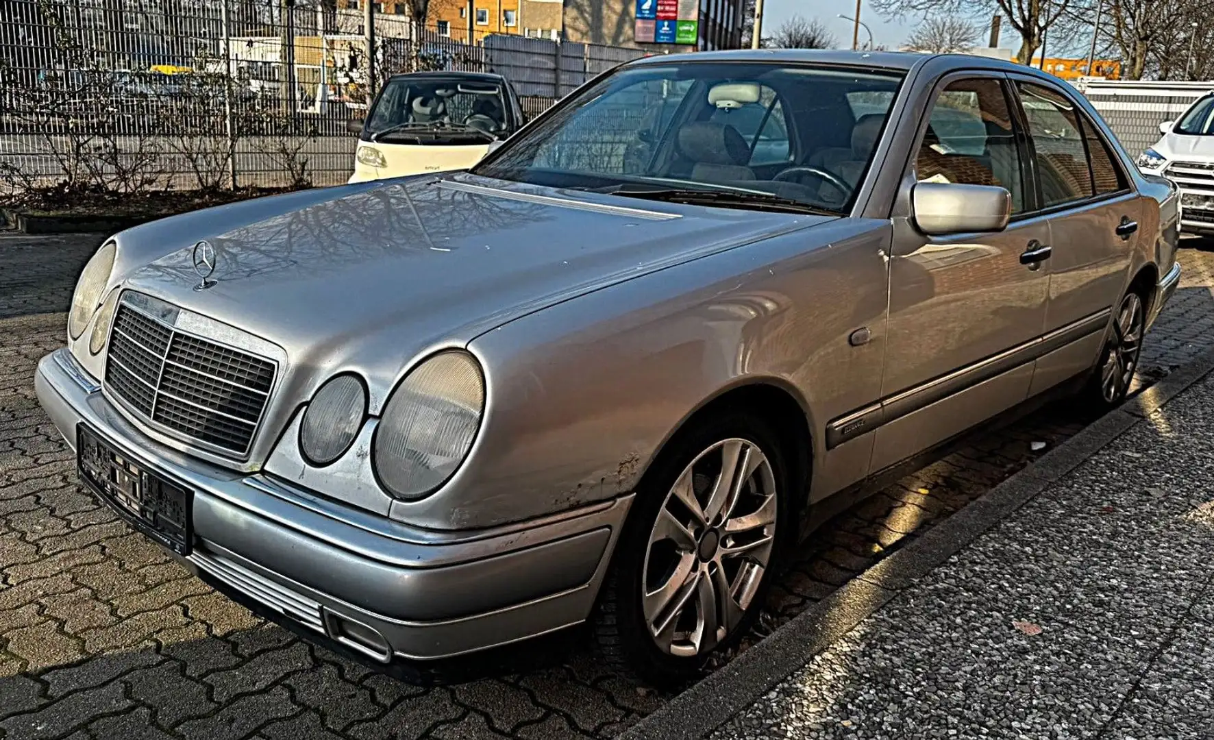 Mercedes-Benz E 200 Grau - 2