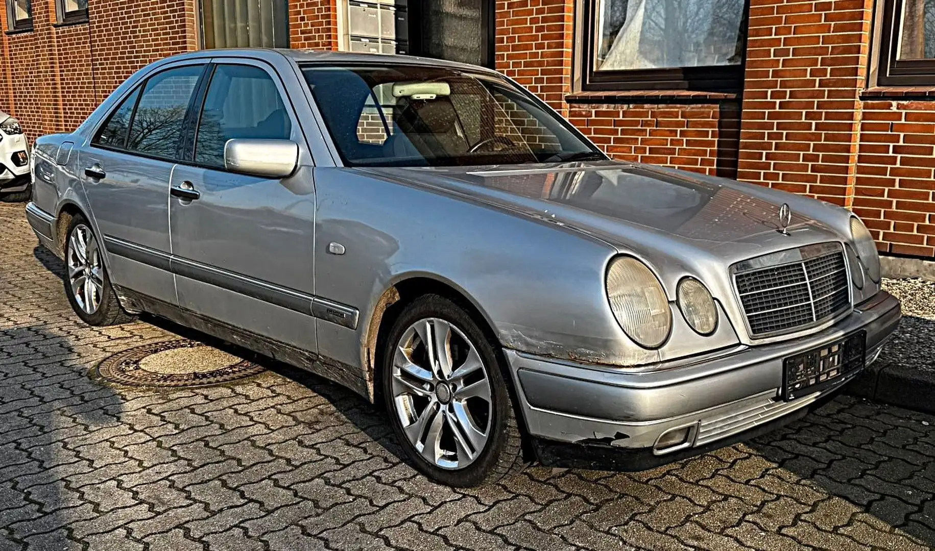Mercedes-Benz E 200 Grau - 1