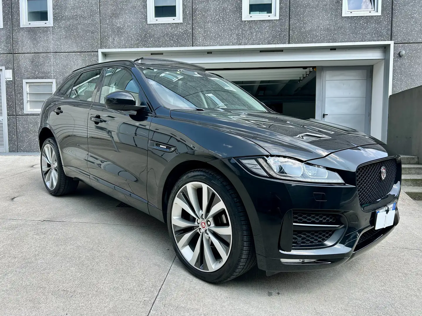 Jaguar F-Pace F-Pace 2.0d R-DYNAMIC awd 180cv auto Noir - 1