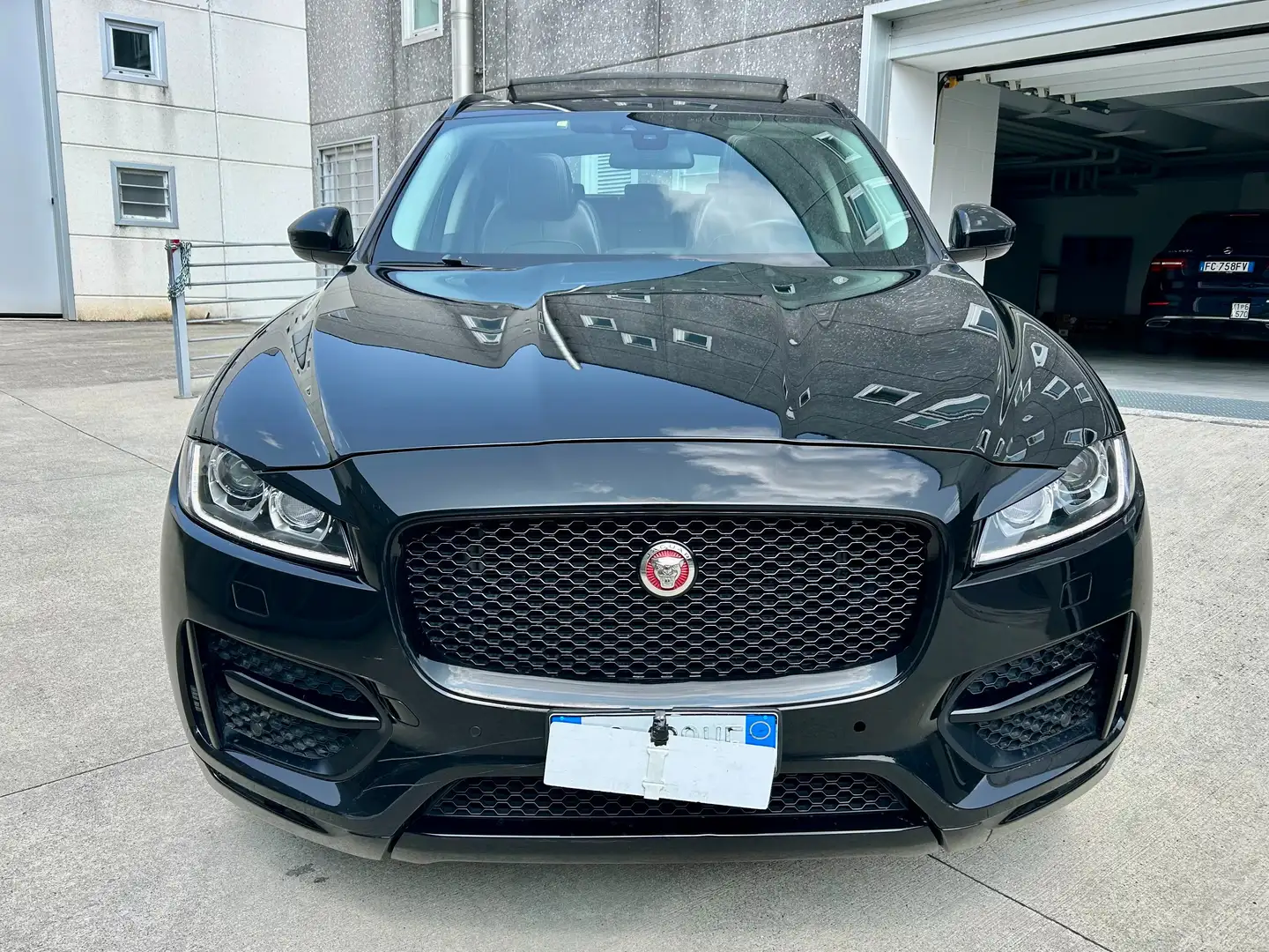Jaguar F-Pace F-Pace 2.0d R-DYNAMIC awd 180cv auto Noir - 2