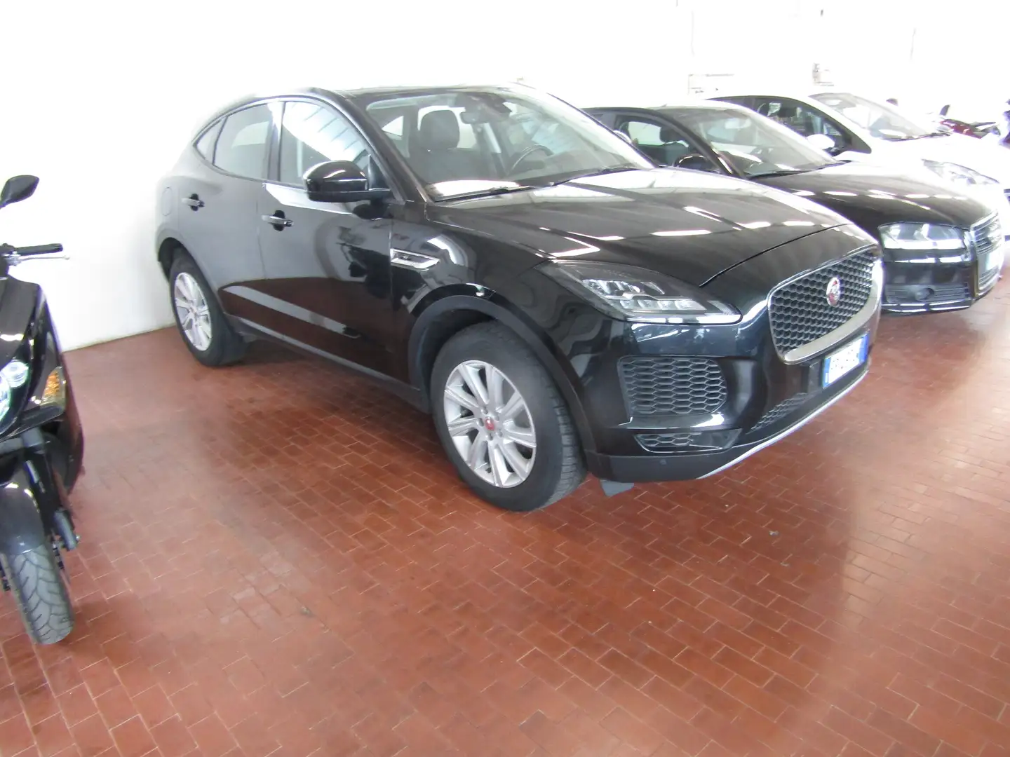 Jaguar F-Pace 2.0d i4 R-Sport 180cv auto my19 crna - 1