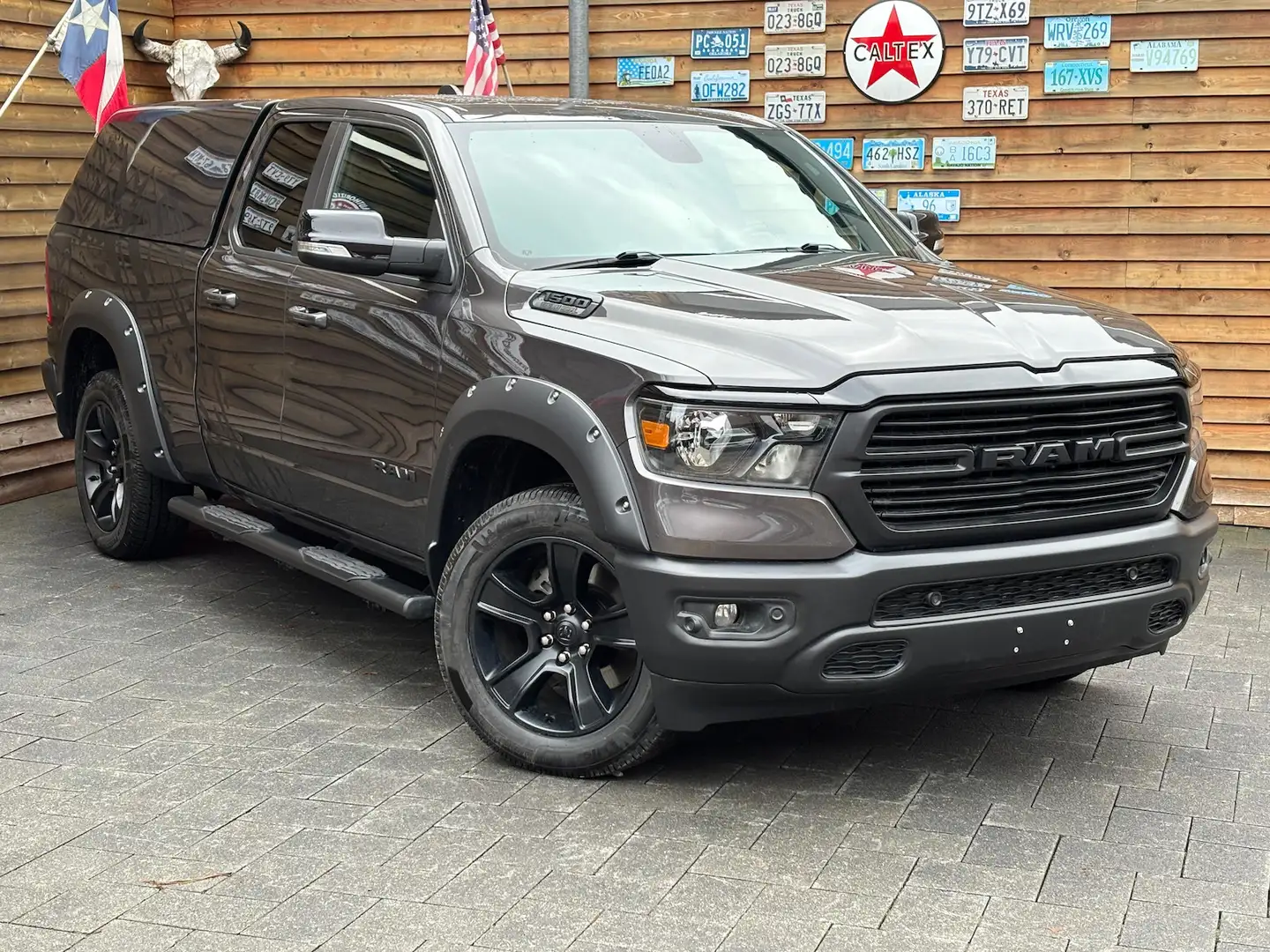 Dodge RAM 1500 5,7L Gen5 Hardtop QuadCab Leder Grau - 2