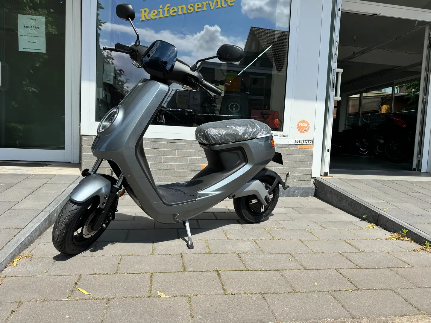 Niu MQi Pro Sommer Aktion -20% auf Niu Lagerfahrzeuge Gri - 1