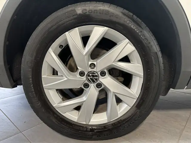 Volkswagen Tiguan Allspace view 3