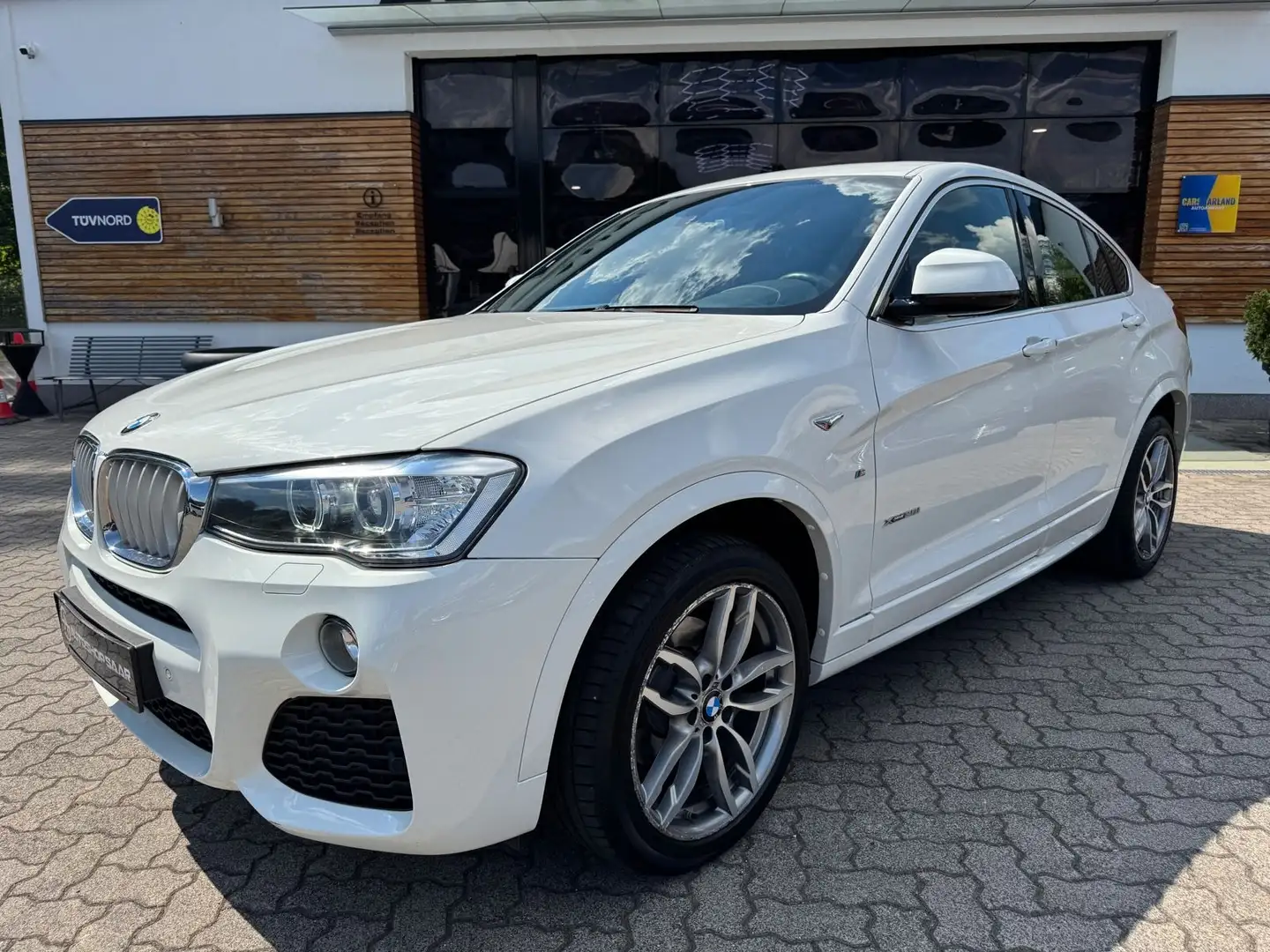 BMW X4 xDrive 28 i M Sport/LEDER/1.HAND Weiß - 2