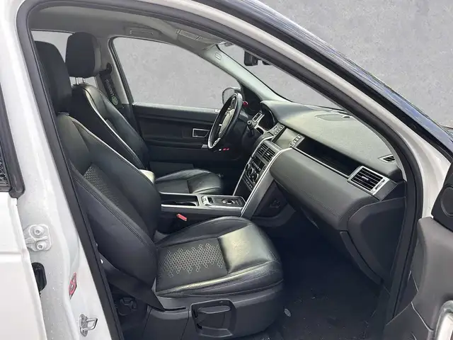 Land Rover Discovery Sport view 3