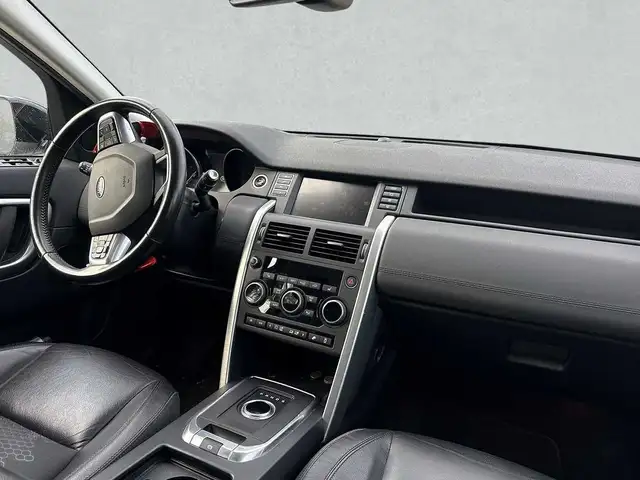Land Rover Discovery Sport view 4