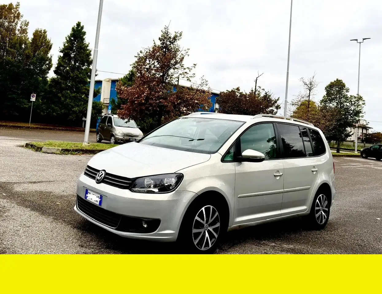Volkswagen Touran — photo 1 of 10