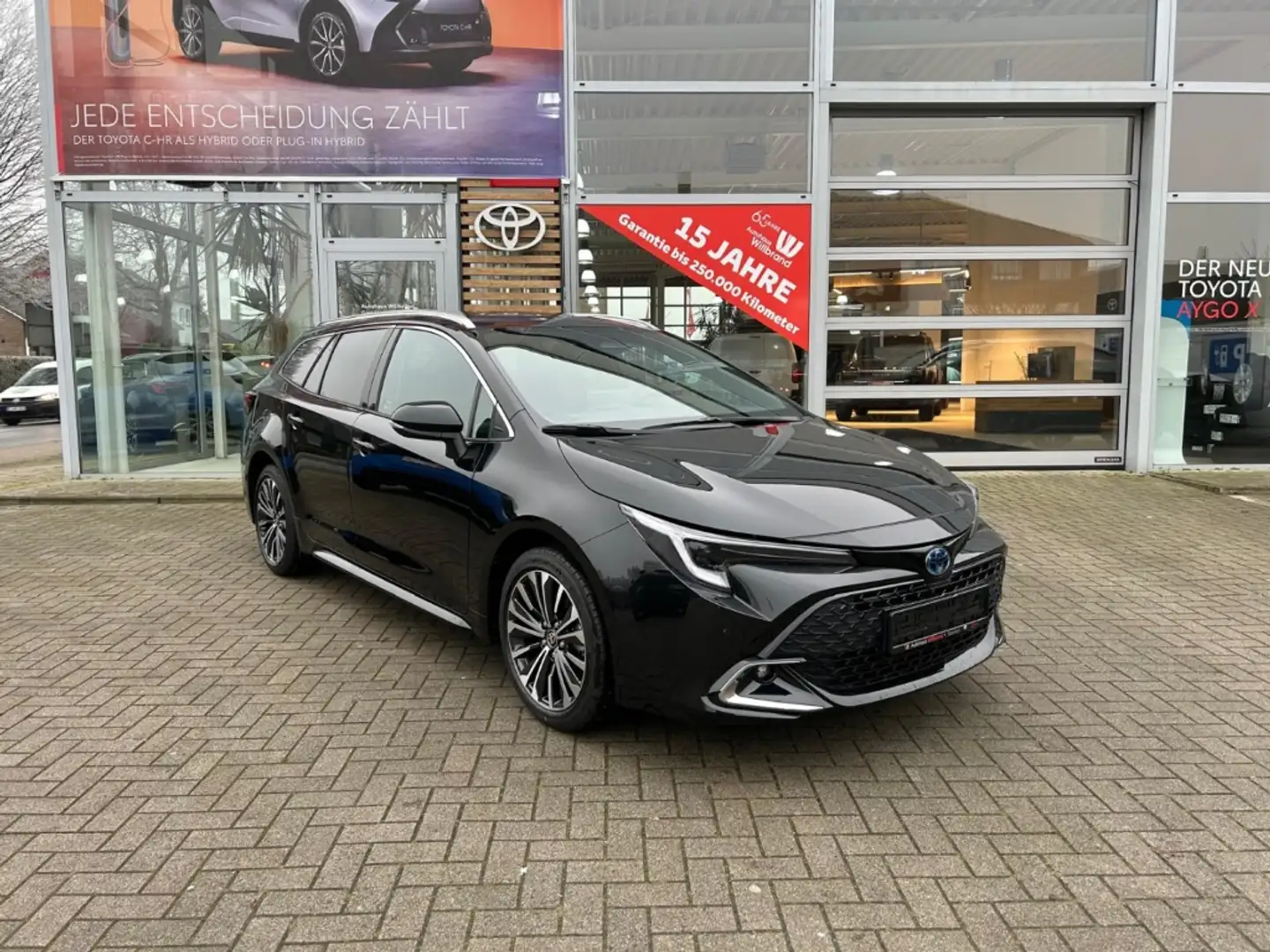 Toyota Corolla 1.8 Hybrid TS Team D 1,99% Navi LED ACC DAB Zwart - 1