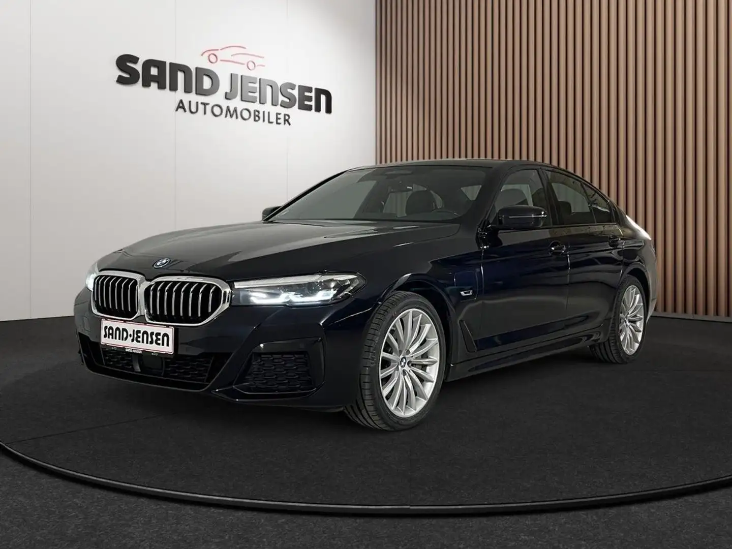 BMW 545 e xDrive Limo M-Sport AHK ACC 19" HiFi Shadow Schwarz - 2