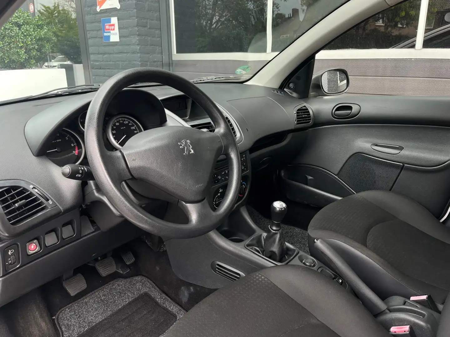 Peugeot 206 + 1.1 Accent, Airco, APK, Elektrische Ramen, 5drs Wit - 2