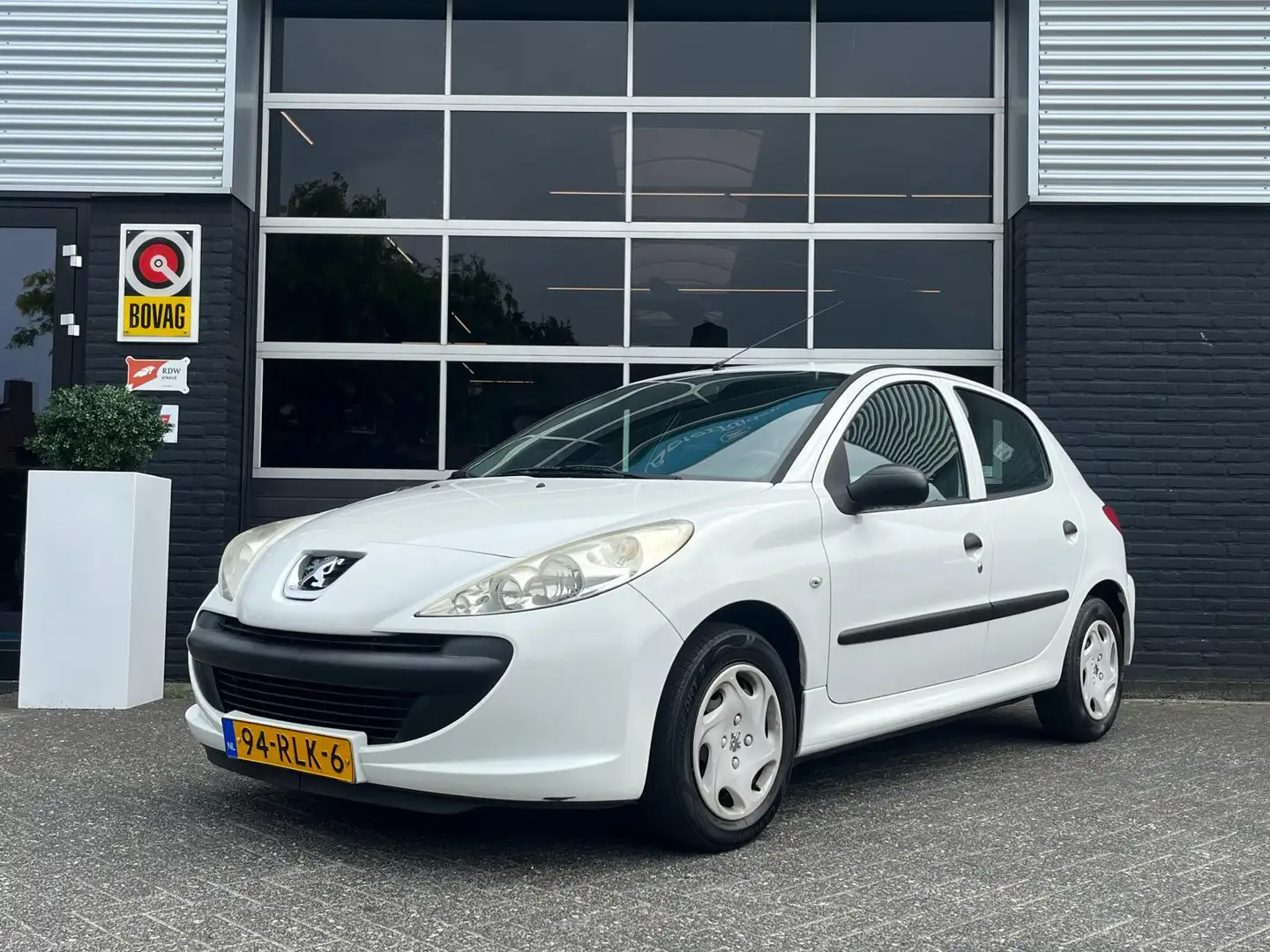 Peugeot 206 + 1.1 Accent, Airco, APK, Elektrische Ramen, 5drs Wit - 1