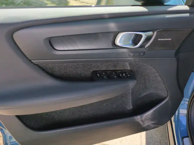 Volvo XC40 view 10