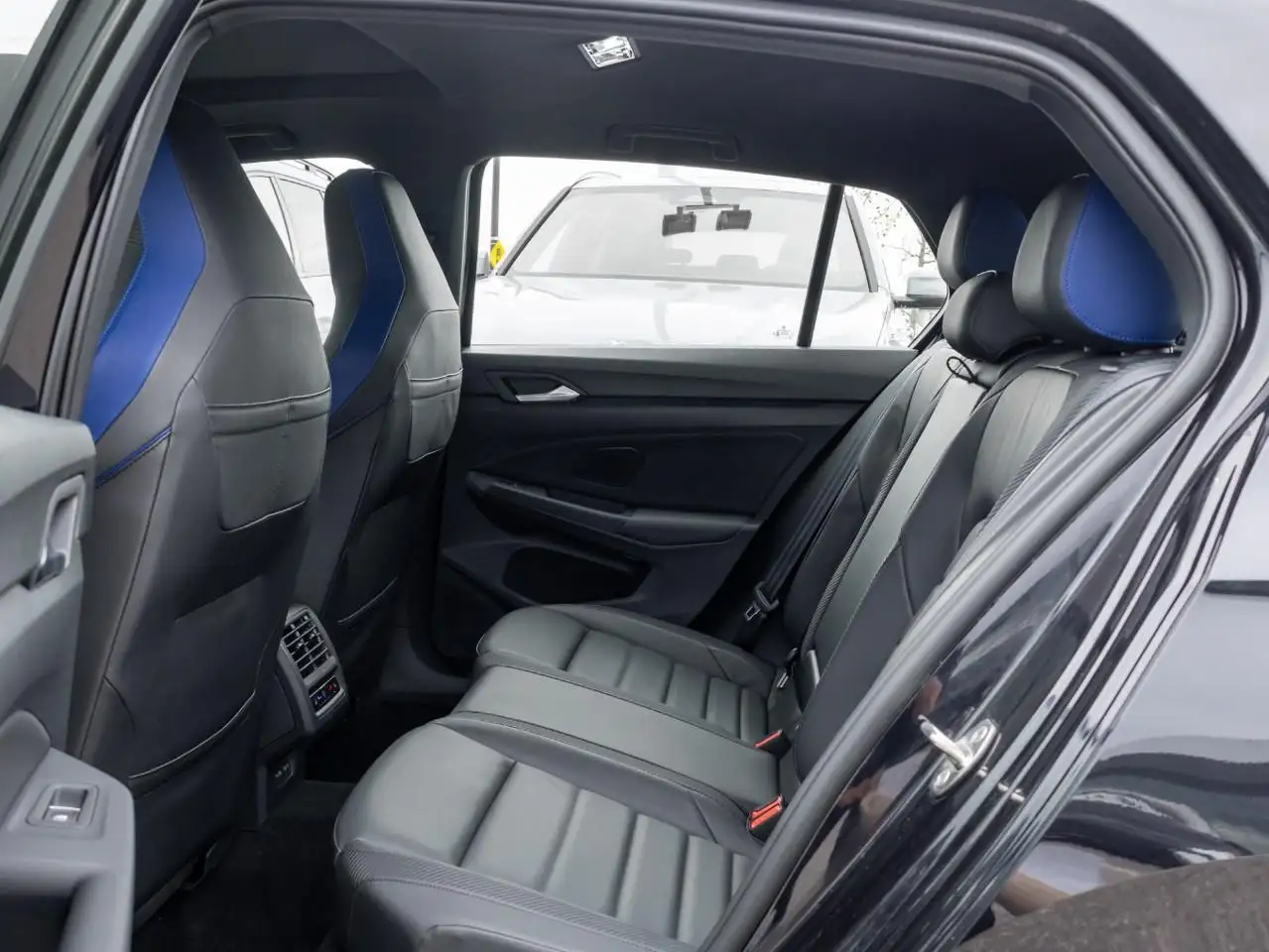 Volkswagen Golf R снимка Volkswagen Golf R