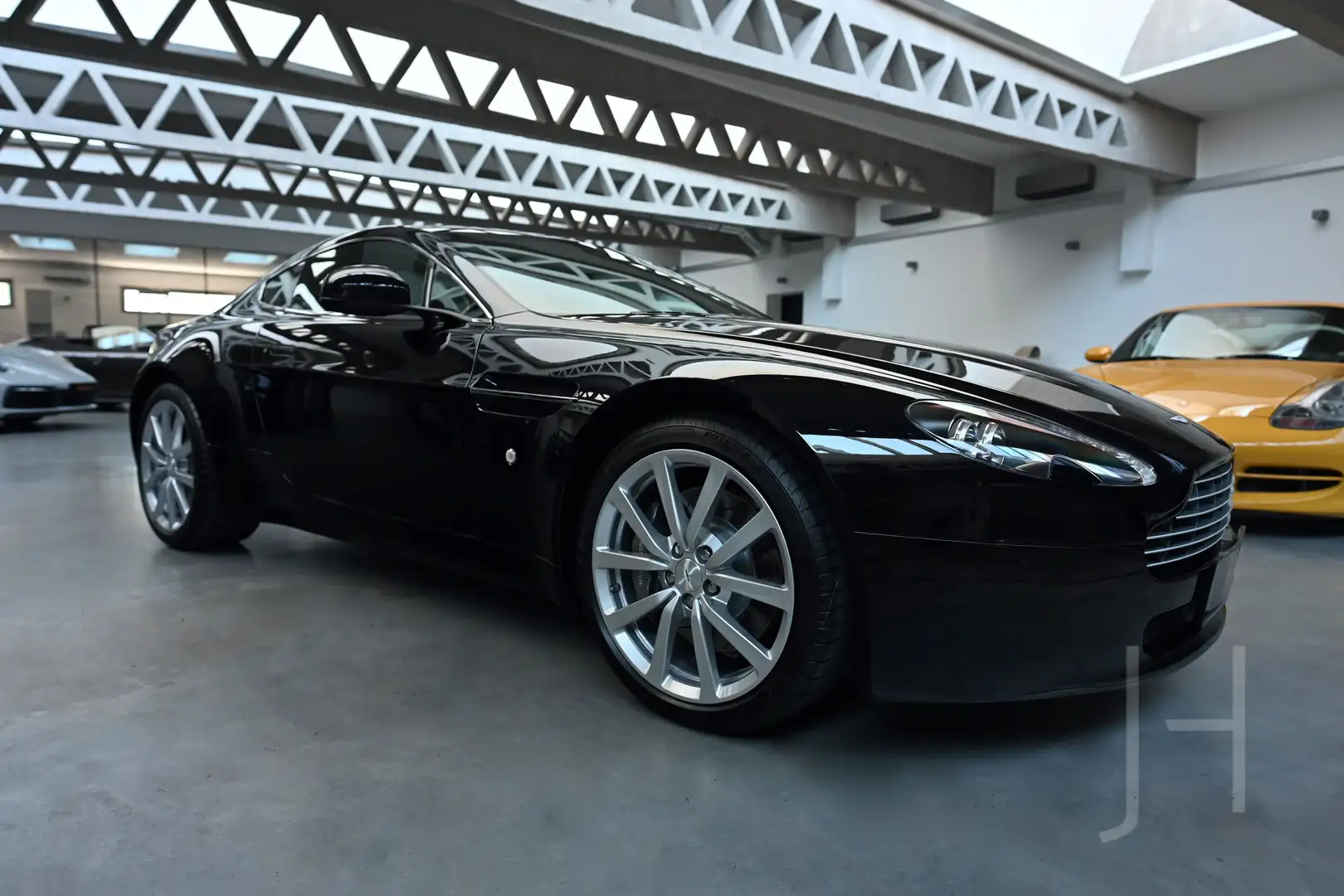 Aston Martin V8 Czarny - 2