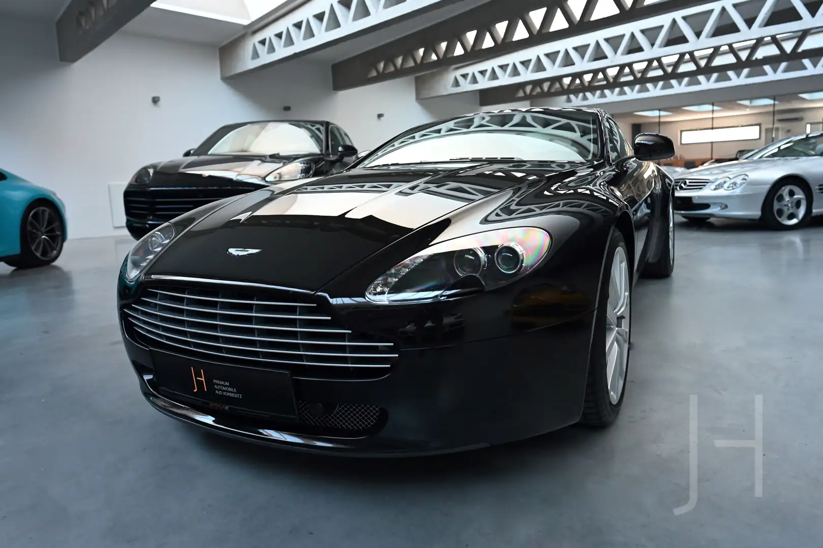 Aston Martin V8 Чорний - 1