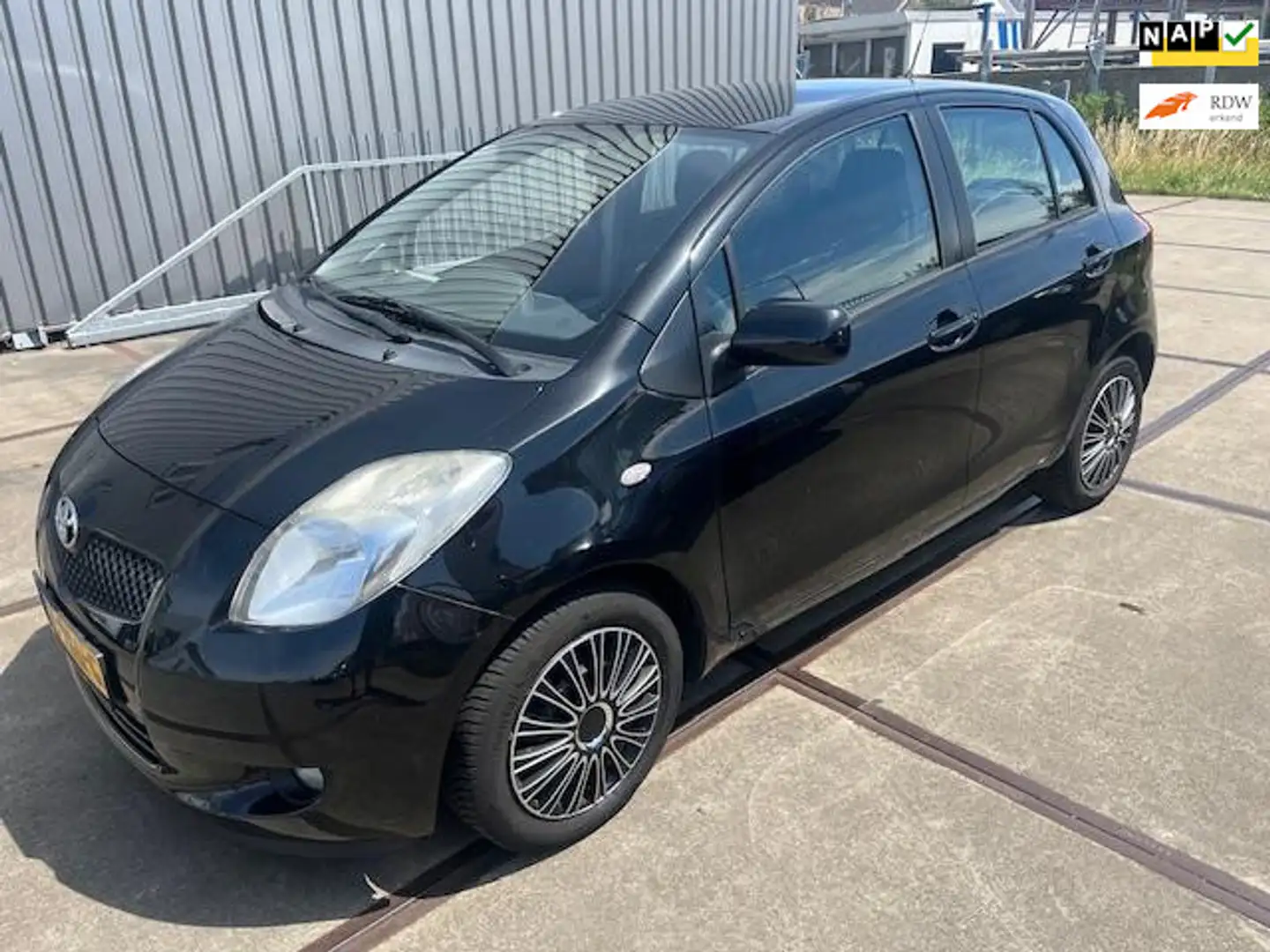 Toyota Yaris 1.3 VVTi Cool/ Koude airco Zwart - 1