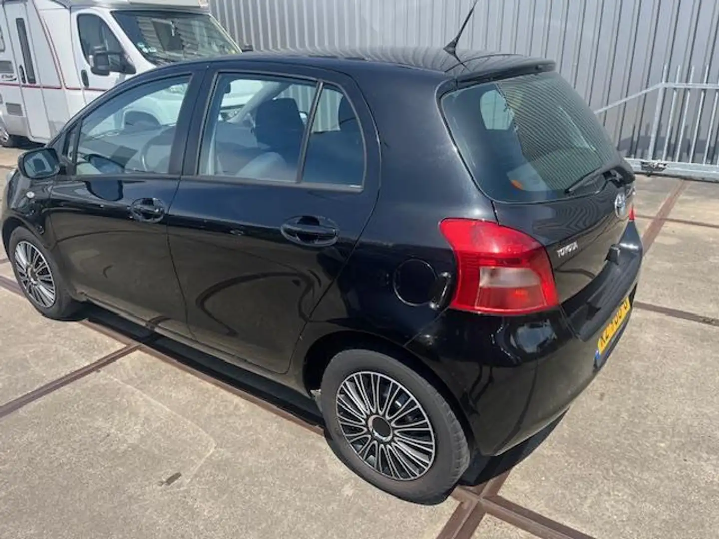 Toyota Yaris 1.3 VVTi Cool/ Koude airco Zwart - 2