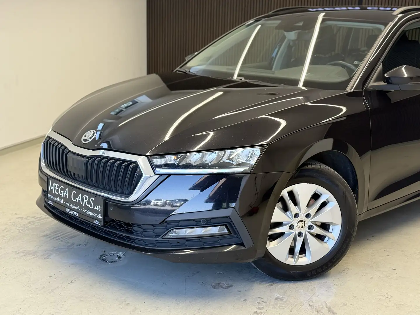 Skoda Octavia Combi 2,0 TDI DSG / LANE-ASISST / NAVI / SITZH. / Schwarz - 2
