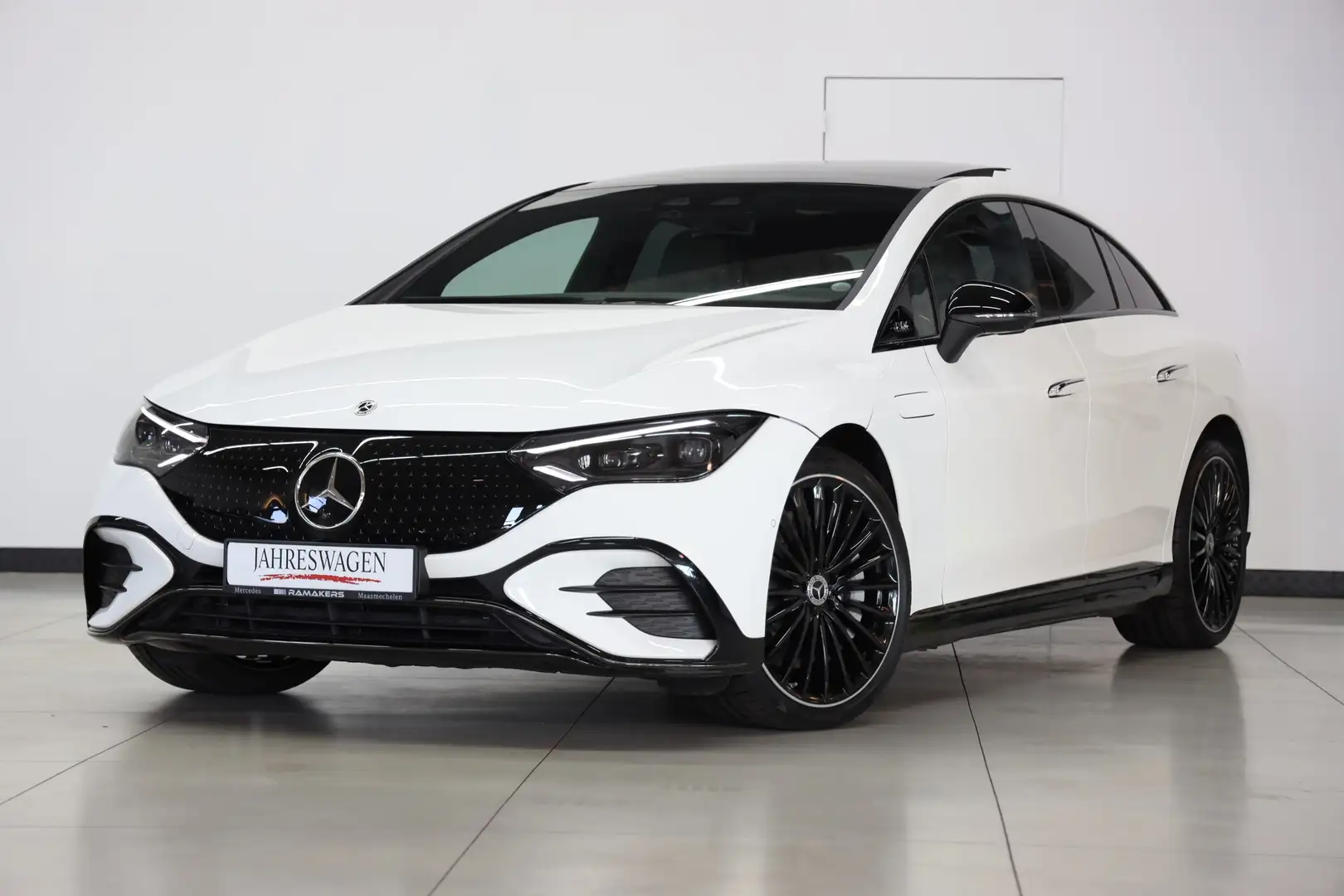 Mercedes-Benz EQE 300 AMG Night 21" PANO AIRMATIC Achterasbesturing 22kW Blanco - 1