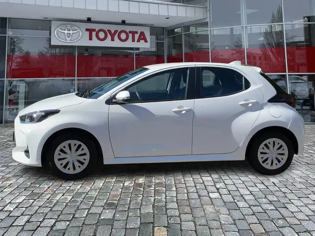Toyota Yaris view 3