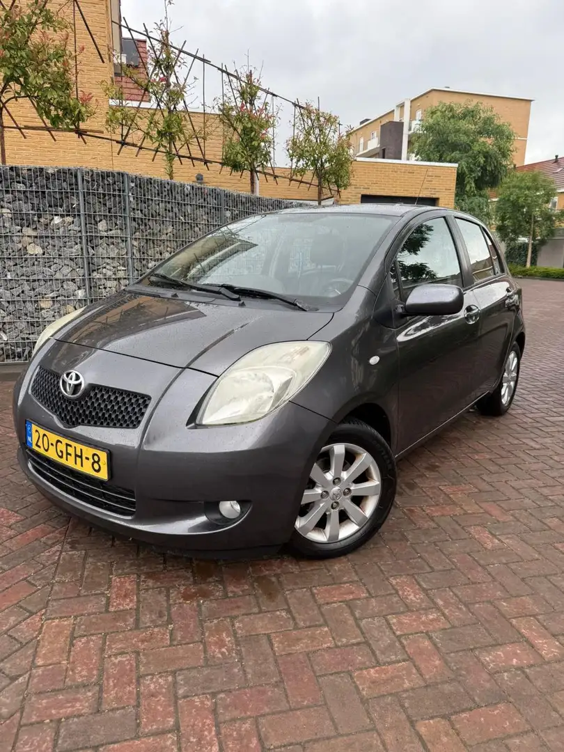 Toyota Yaris 1.3 VVTi Executive * Nette Auto* Grau - 2