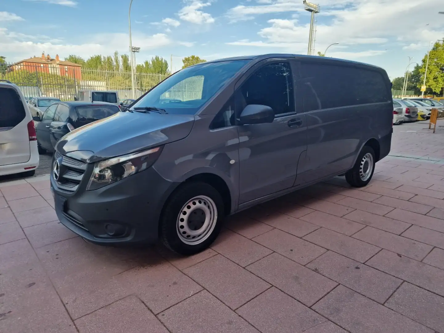 Mercedes-Benz Vito Furgón 114CDI Larga Gris - 1