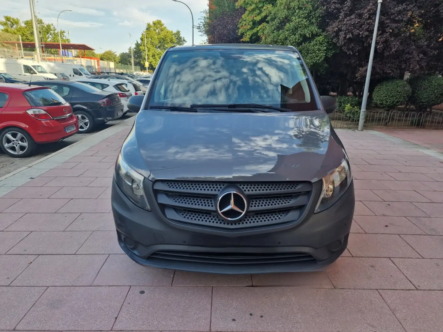 Mercedes-Benz Vito Furgón 114CDI Larga Gris - 2