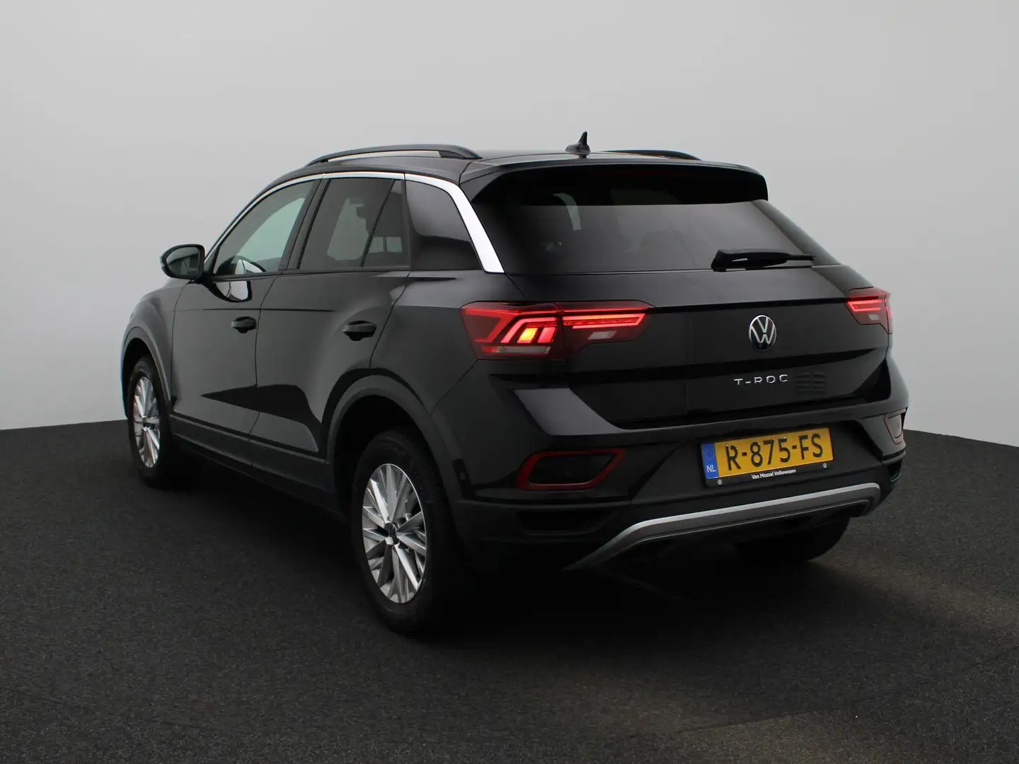 Volkswagen T-Roc 1.0 TSI Life 110 PK | Parkeersensoren | Apple Carp Zwart - 2
