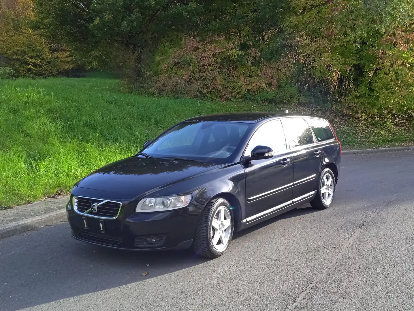 Volvo V50 2.0D 136PS Automatik, Tempomat, AHK, Klima Schwarz - 1