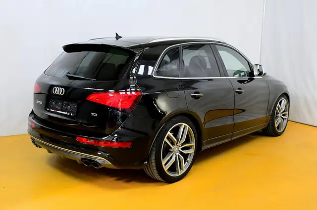 Audi SQ5 view 3