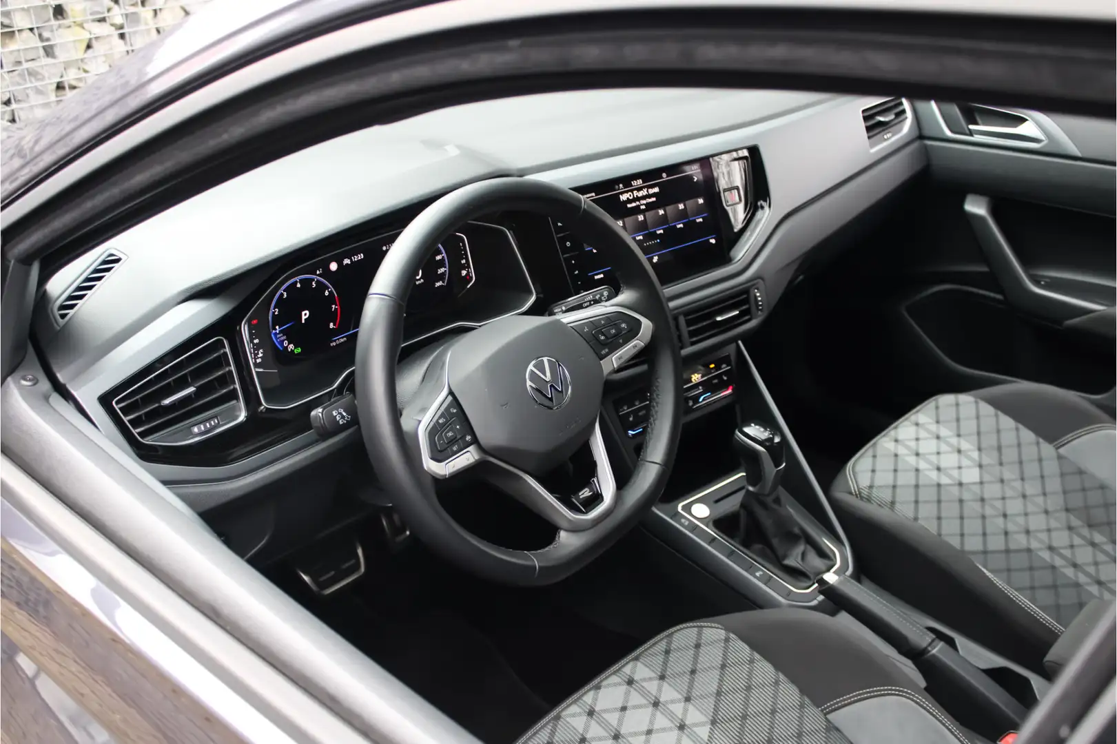 Volkswagen Taigo 1.0TSi R-Line Business | VOL! | Pano | Keyless Grijs - 2
