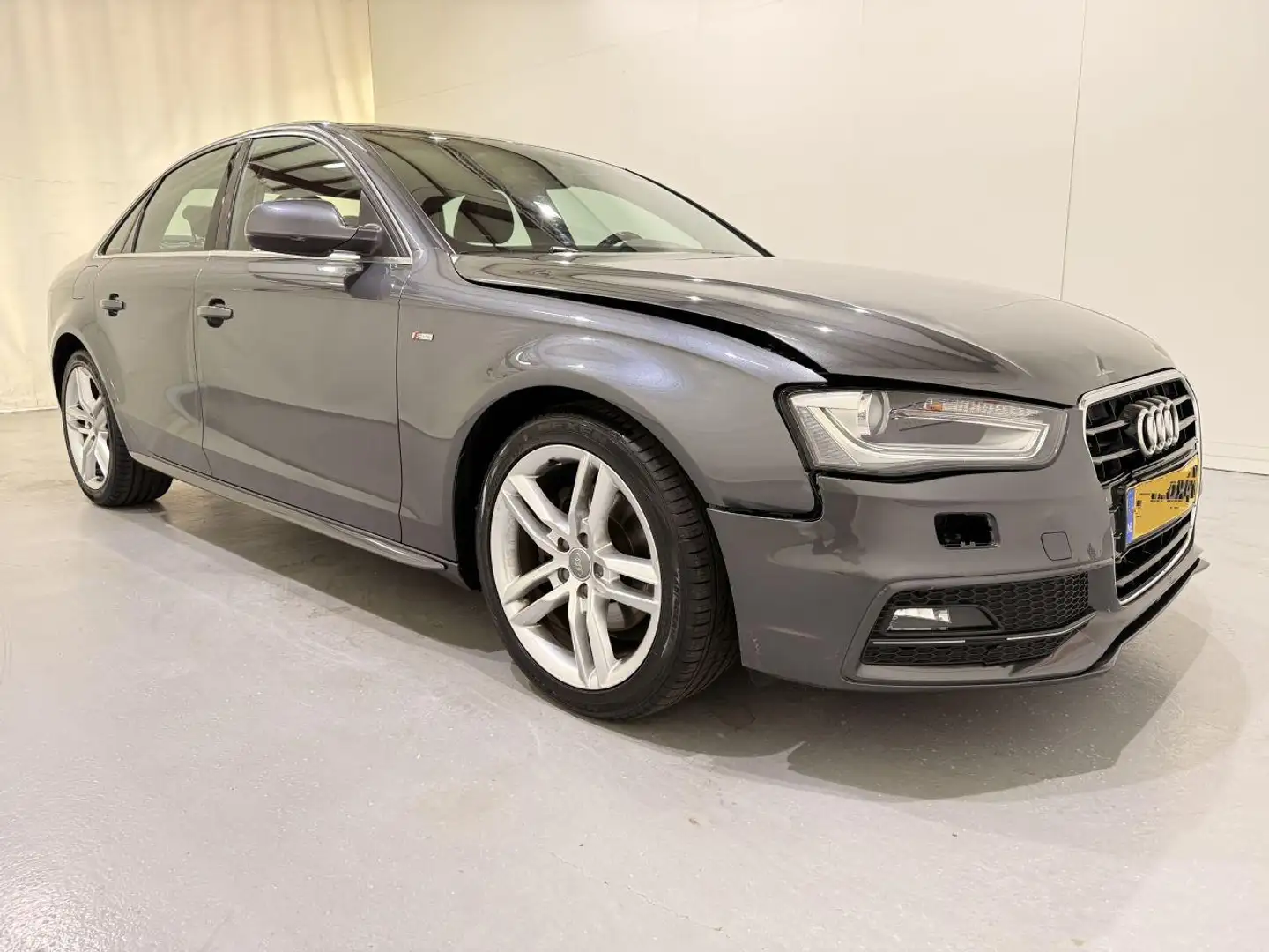 Audi A4 Sedan 1.8 TFSI S Edition Automaat Gris - 1