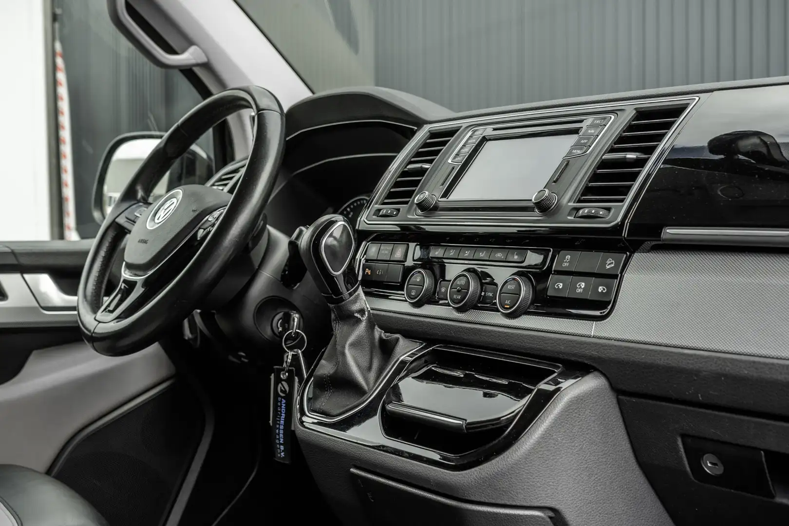Volkswagen T6 Transporter Multivan  2.0 TDI | 204 PK | Highline | 7-Persoons Zwart - 2