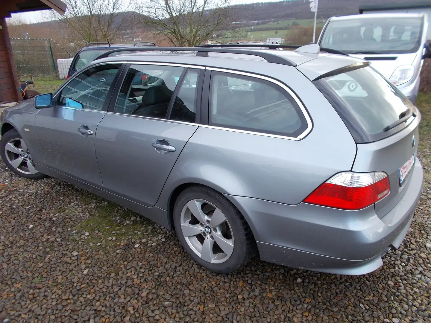 BMW 530 530xd Touring Aut. Stříbrná - 2