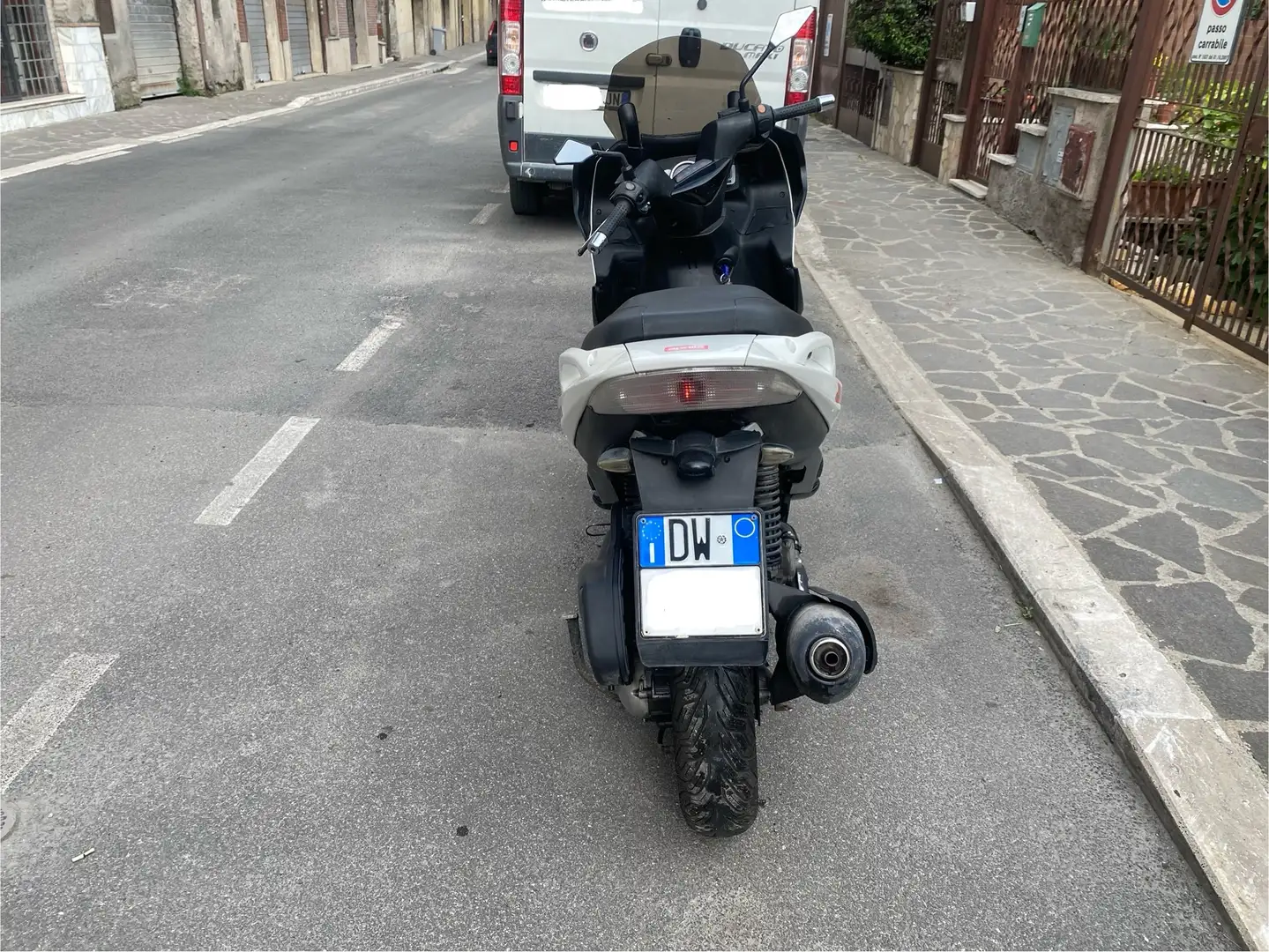 Aprilia SR Max 300 Wit - 2
