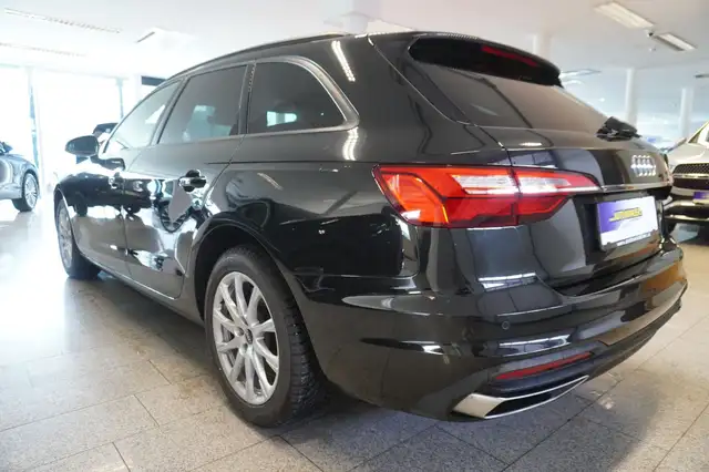 Audi A4 view 4