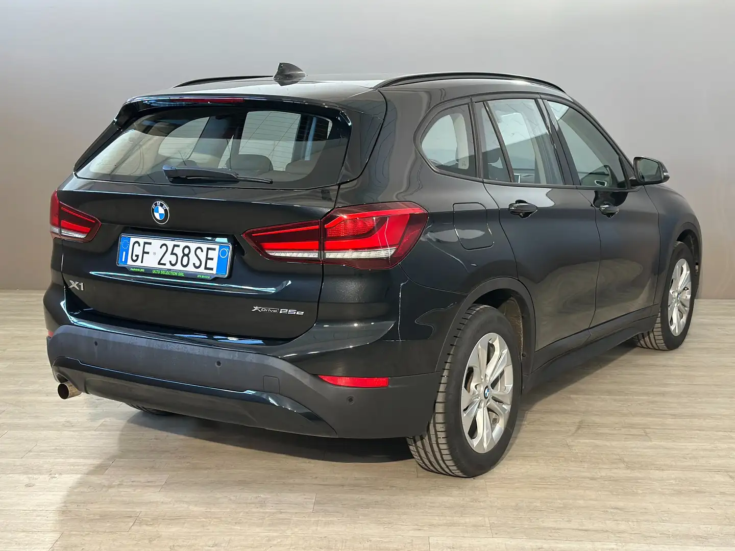 BMW X1 xDrive 25e Business Advantage auto Schwarz - 2