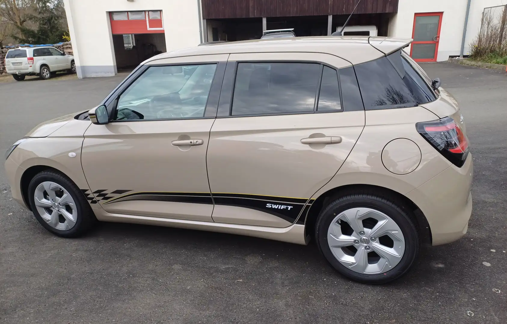 Suzuki Swift 1.2 Hybrid MT Comfort Beige - 1