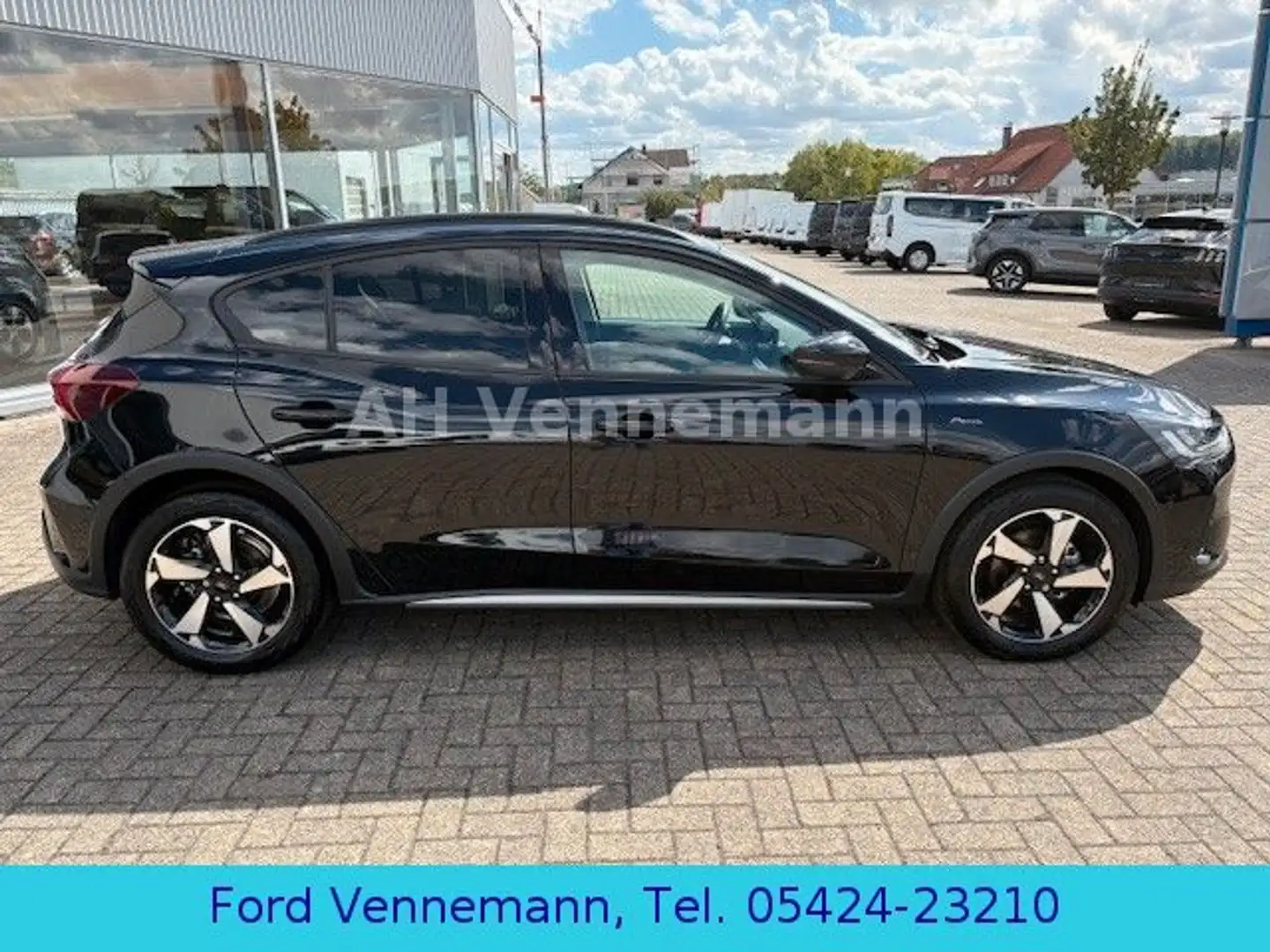 Ford Focus 1.0 EB Lim. Active X Zwart - 2