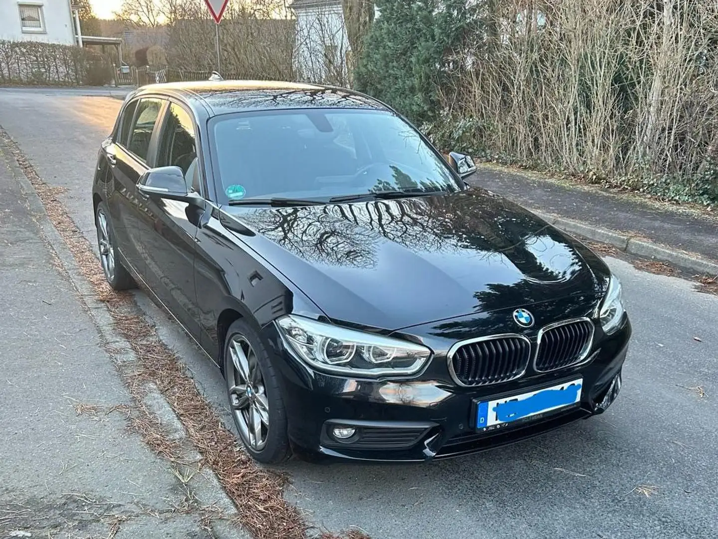 BMW 118 1er 118i Advantage Schwarz - 1