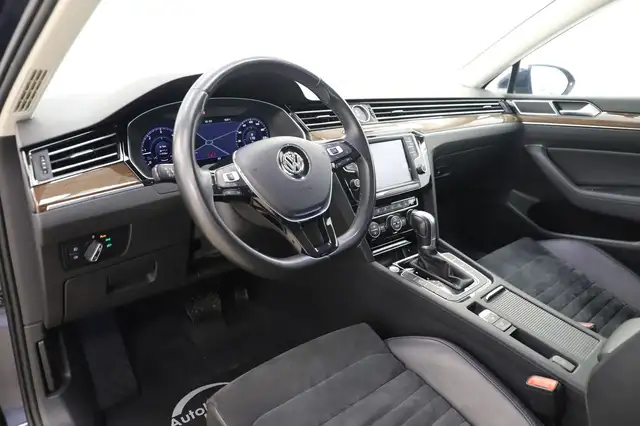 Volkswagen Passat view 13