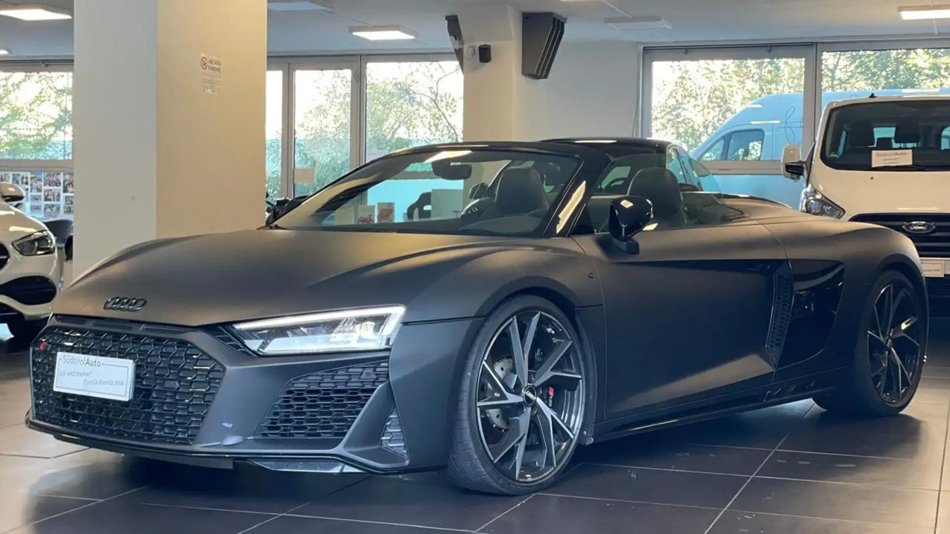 Audi R8 Spyder V10 RWD S tronic performance Bang & Olufsen Noir - 1
