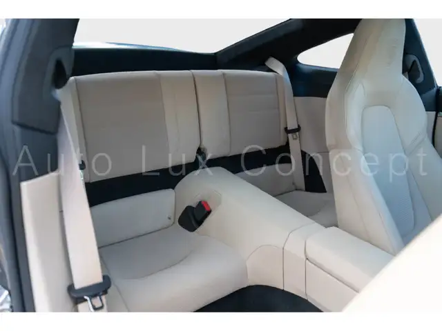 Porsche 911 view 10