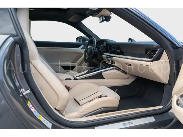 Porsche 911 view 9