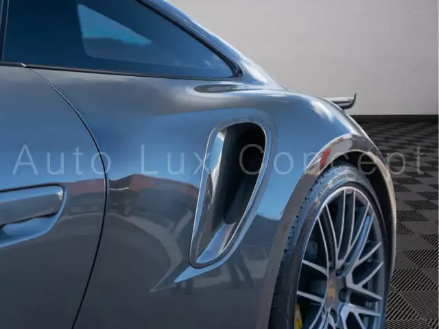 Porsche 911 view 15