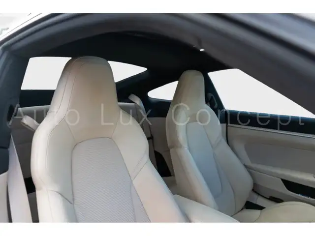 Porsche 911 view 8