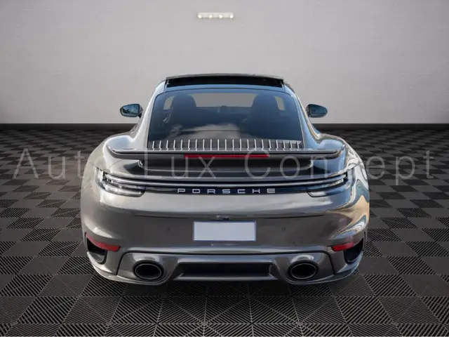 Porsche 911 view 4