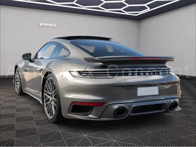Porsche 911 view 3